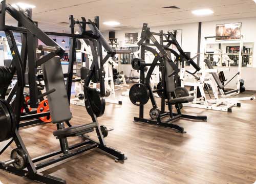 Studio M Blick auf Krafttrainingsgeräte