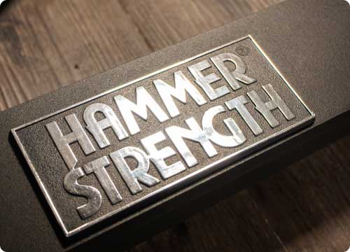 Studio M Detail auf Hammer Strength Logo